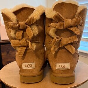 UGG Courduroy Bailey bow chestnut color, size 8 women’s, fair condition.